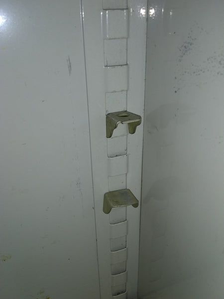 Identification of shelf brackets